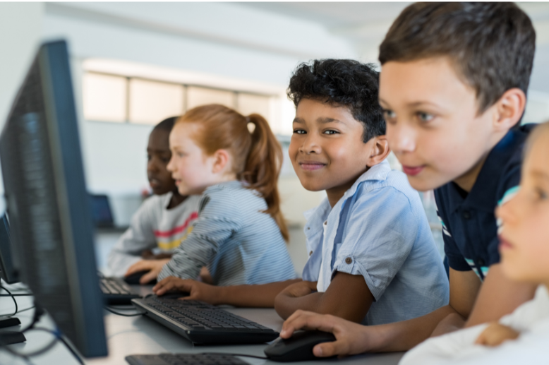 Jungen und Maedchen arbeiten mit dem PC